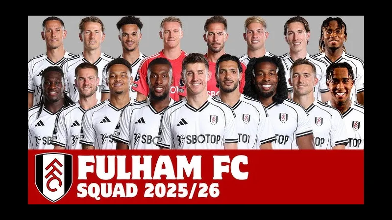 Cầu thủ Fulham Utd vượt qua cầu thủ Cumberland Utd trên sân cỏ Cầu thủ Fulham Utd vượt qua cầu thủ Cumberland Utd trên sân cỏ