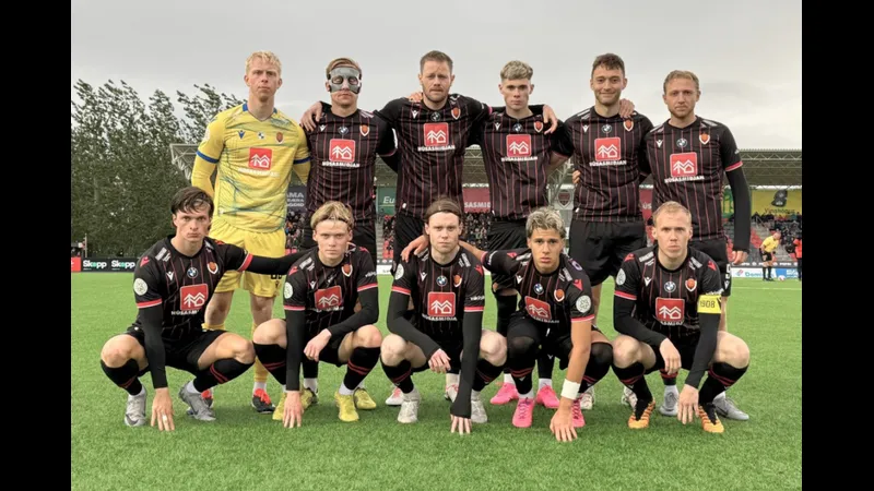Cầu thủ Gyor tung cú sút mạnh vào khung thành Vikingur Reykjavik Cầu thủ Gyor tung cú sút mạnh vào khung thành Vikingur Reykjavik