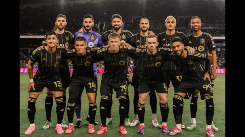 Cầu thủ LA Galaxy và Los Angeles đang tranh chấp bóng trên sân Cầu thủ LA Galaxy và Los Angeles đang tranh chấp bóng trên sân
