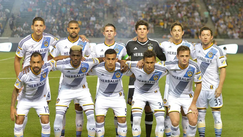 Cầu thủ LA Galaxy nỗ lực giữ bóng trước Los Angeles trong trận đấu gay cấn Cầu thủ LA Galaxy nỗ lực giữ bóng trước Los Angeles trong trận đấu gay cấn